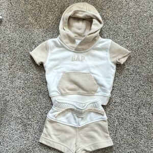 LIKE NEW BABY GAP 0-3 Months